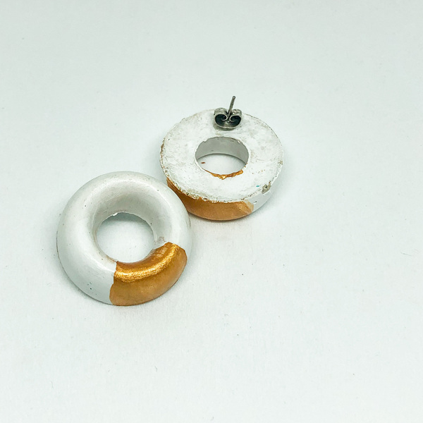 Στρογγυλά σκουλαρίκια "Bomi" λευκά από τσιμέντο - καρφωτά, φθηνά - 3