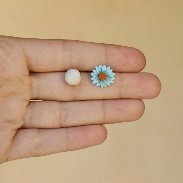 "The daisy and the pearl"- Χειροποίητα μικρά καρφωτά σκουλαρίκια μαργαρίτα- μπίλια από πολυμερικό πηλό (ατσάλι) - πηλός, λουλούδι, καρφωτά, μικρά, ατσάλι - 2