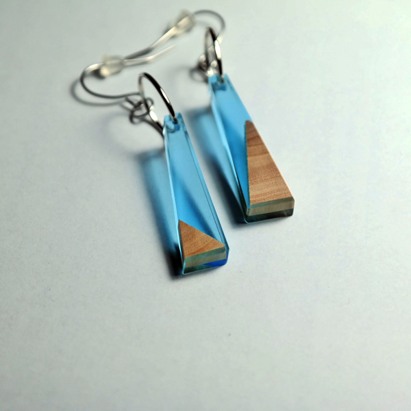 Μπλε σκουλαρίκια με ξύλο ελιάς και υγρό γυαλί - κρεμαστά, μικρά, ξύλο, γυαλί, γεωμετρικά σχέδια