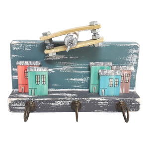 Κλειδοθήκη ξύλινη χειροποίητη ζωγραφισμένη στο χέρι Σπίτια με αεροπλάνο 18χ9χ7 πολύχρωμο Καπαδάκης - ζωγραφισμένα στο χέρι, χειροποίητα, κλειδοθήκες, ξύλινα διακοσμητικά τοίχου