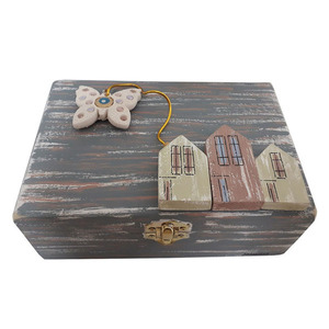 Κοσμηματοθήκη ξύλινη χειροποίητη ζωγραφισμένη στο χέρι Σπίτια με κεραμική πεταλούδα 18x8x12 Πολύχρωμο Καπαδάκης - ζωγραφισμένα στο χέρι, χειροποίητα, κοσμηματοθήκη, ξύλινα διακοσμητικά, δώρα για γυναίκες