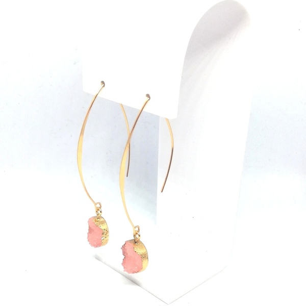 Κρεμαστά χρυσά σκουλαρίκια με ροζ πέτρα στο τελείωμα - 2