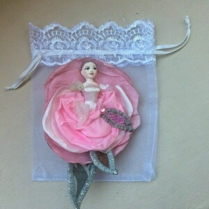 Υφασμάτινη Καρφίτσα "Rose Fairy" σε 4 χρώματα - ύφασμα, τριαντάφυλλο, πηλός, μαμά, δώρα για δασκάλες - 5