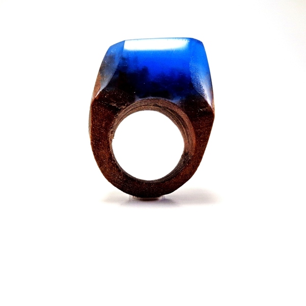 Δαχτυλίδι από υγρό γυαλί και ξύλο σε σκούρο μπλε χρώμα - ξύλο, γυαλί, boho, σταθερά, μεγάλα
