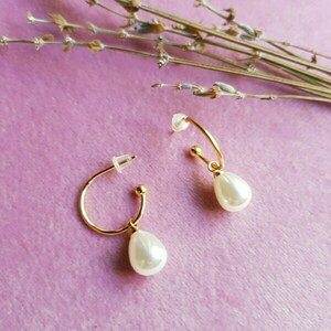 "Pearl Earrings" - Μίνιμαλ σκουλαρίκια με πέρλες - επιχρυσωμένα, ορείχαλκος, κρίκοι, μικρά, πέρλες, φθηνά - 2