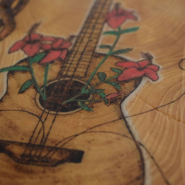 Κιθάρα και λουλούδια χειροποίητη πυρογραφία σε κορμό ελιάς - ξύλο, πίνακες & κάδρα - 3