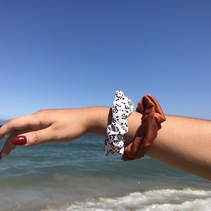 Σετ Scrunchies πορτοκαλί και άσπρο με μαύρα λουλούδια - ύφασμα, λαστιχάκια μαλλιών - 2