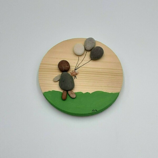 Ξύλινο μαγνητάκι με παράσταση από βότσαλα, παιδάκι με μπαλόνια (9cm) - ξύλο, χειροποίητα, δώρα γενεθλίων, ιδεά για δώρο, μαγνητάκια ψυγείου - 2
