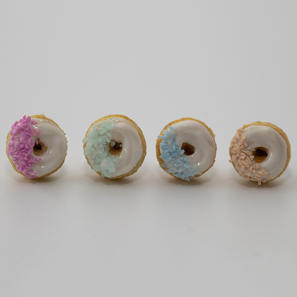 Κοσμήματα Μινιατούρες Σκουλαρίκια καρφωτά “ντόνατς με λευκό γλάσο και χρωματιστή τρούφα” - πηλός, καρφωτά, μικρά, ατσάλι, boho