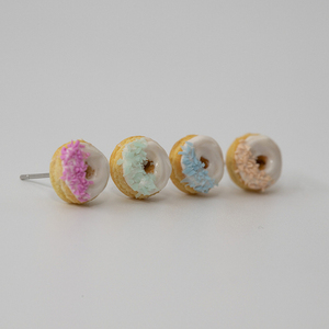 Κοσμήματα Μινιατούρες Σκουλαρίκια καρφωτά “ντόνατς με λευκό γλάσο και χρωματιστή τρούφα” - πηλός, καρφωτά, μικρά, ατσάλι, boho - 2
