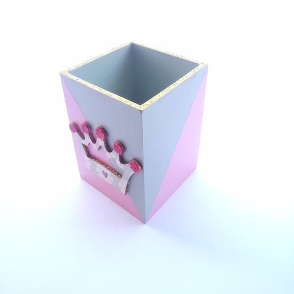 Μολυβοθήκη σε παστέλ χρώματα με τρίγωνα και κορώνα από ξύλο 8x8x11 εκ - κορίτσι, κορώνα, ξύλινα διακοσμητικά - 3