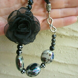 Κοντό κολιέ με χάντρες και μαύρο τριαντάφυλλο - ύφασμα, χάντρες, κοντά, λουλούδι, μεγάλα - 4