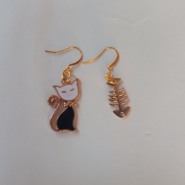 Σκουλαρίκια με γάτα και ψαροκόκαλο - κρεμαστά, faux bijoux, φθηνά - 2