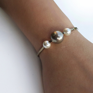 Γυναικείο βραχιόλι με αιματίτες και πέρλες (shell pearls). R/AI 040 - ημιπολύτιμες πέτρες, αιματίτης, χειροποίητα, πέρλες, χεριού - 3