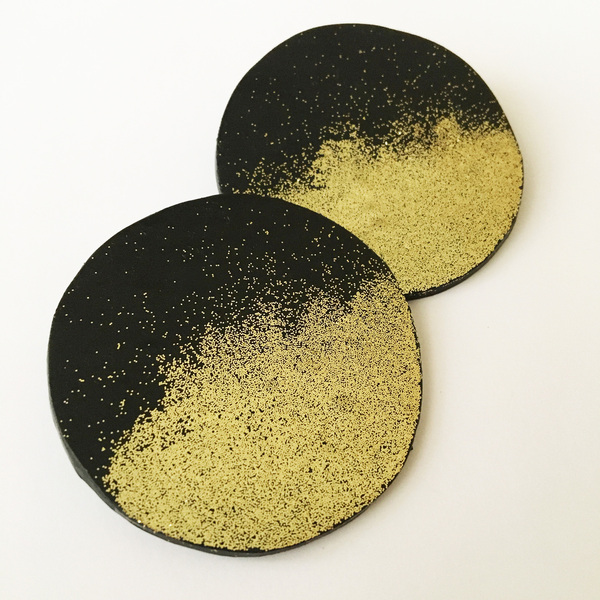 Σκουλαρίκια μαύροι δίσκοι με χρυσόσκονη - πηλός, καρφωτά, μεγάλα