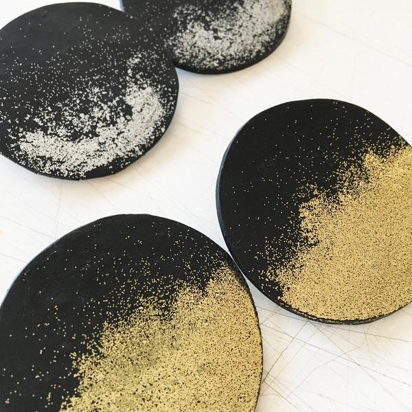 Σκουλαρίκια μαύροι δίσκοι με χρυσόσκονη - πηλός, καρφωτά, μεγάλα - 3