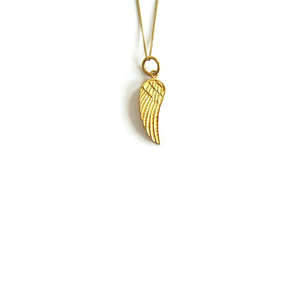Χειροποίητο κολιέ «yellow gold wing charm chain» από λεπτή αλυσίδα με στοιχείο φτερό - ασήμι, επιχρυσωμένα, φτερό, κοντά