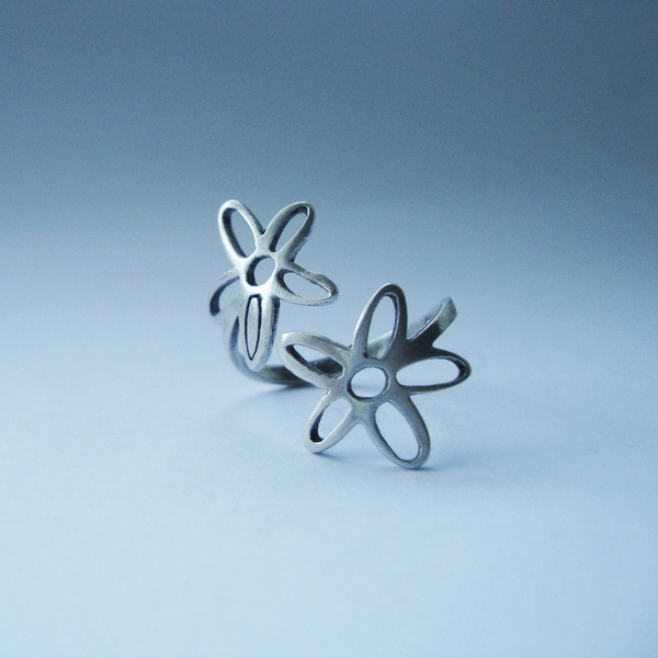 Επάργυρο χειροποίητο δαχτυλίδι με λουλούδια - επάργυρα, λουλούδι, μικρά, μπρούντζος, αυξομειούμενα, φθηνά - 2