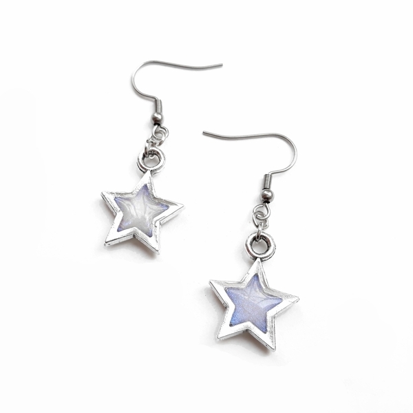 Σκουλαρίκια αστέρια με υγρό γυαλί σε λευκό χρώμα με μπλε πέρλα. - ορείχαλκος, μικρά, ατσάλι, κρεμαστά, φθηνά