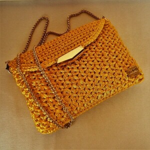 Χειροποίητη τσάντα - clutch απογευματινή και βραδινή πλεγμένη με μεταξωτή κίτρινη κορδέλα με διαστάσεις : 27*19*4 - νήμα, clutch, χιαστί, πλεκτές τσάντες, μικρές - 2