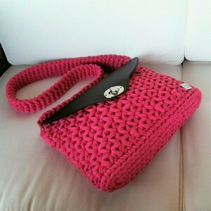 Νεανική χειροποίητη τσάντα ταχυδρόμου πλεγμένη με ροζ t-shirt yarn με διαστάσεις : 32*25*6 - ώμου, χειροποίητα, μεγάλες, all day, πλεκτές τσάντες - 2