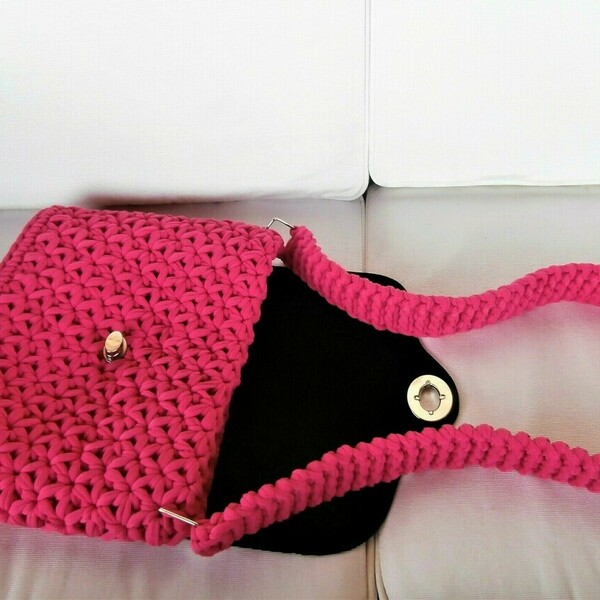 Νεανική χειροποίητη τσάντα ταχυδρόμου πλεγμένη με ροζ t-shirt yarn με διαστάσεις : 32*25*6 - ώμου, χειροποίητα, μεγάλες, all day, πλεκτές τσάντες - 3
