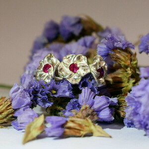 Τρία τροπικά λουλούδια πλουμέρια με κόκκινα ζιργκόν σε χειροποίητο ασημένιο δαχτυλίδι. - ημιπολύτιμες πέτρες, ασήμι 925, λουλούδι, boho, δώρα για γυναίκες - 5