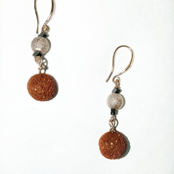 Σκουλαρίκια OLY χρυσαφί με ηφαιστειακή πετρα - must αξεσουάρ, κρεμαστά, faux bijoux