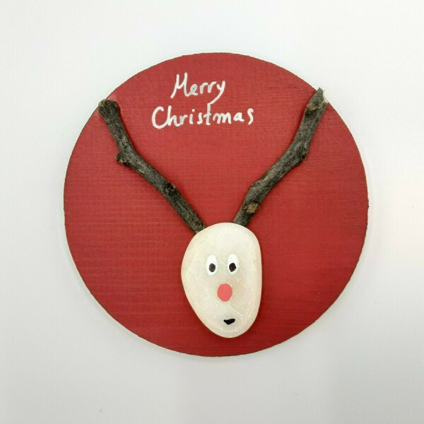 Ξύλινο μαγνητάκι με χριστουγεννιάτικη παράσταση από βότσαλα, ελάφι (9εκ) - ξύλο, χειροποίητα, διακοσμητικά, χριστουγεννιάτικα δώρα, μαγνητάκια - 2