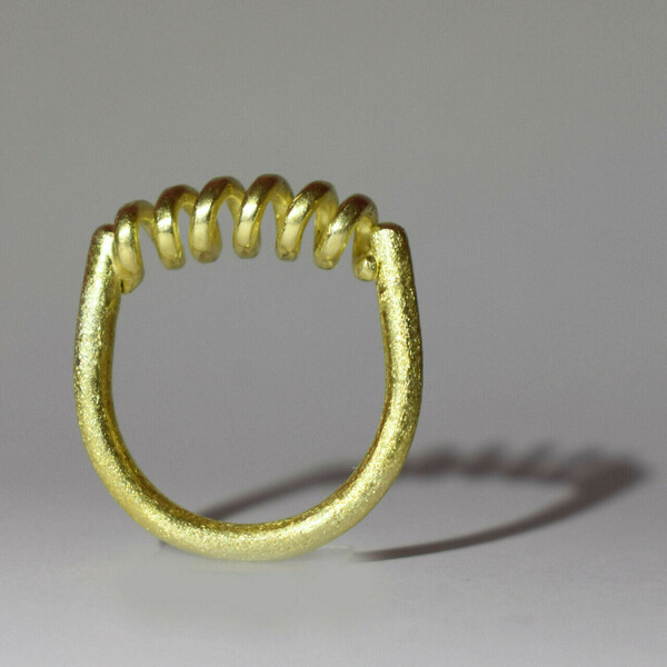 Ασημένιο, επιχρυσωμένο 14κ δαχτυλίδι με σπείρωμα από σύρμα. Μίνιμαλ γεωμετρικό σπιράλ χειροποίητο δαχτυλίδι. - ασήμι, ιδιαίτερο, επιχρυσωμένα, μικρά, boho - 4