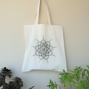 Τσάντα πάνινη tote bag από 100% βαμβακερό ύφασμα κεντημένη στο χέρι, σχέδιο "Mandala" - ύφασμα, ώμου, tote, πάνινες τσάντες - 2