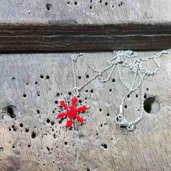 Ασημένιο 925 μενταγιόν σε σχήμα νιφάδας χιονιού με κόκκινο σμάλτο. Έχει λεία υφή και λαμπυρίζει στο φως, Χριστουγεννιάτικο δώρο. Γούρι χριστουγεννων. - ασήμι 925, κοντά, γούρια, φθηνά - 2