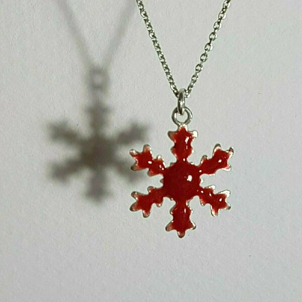 Ασημένιο 925 μενταγιόν σε σχήμα νιφάδας χιονιού με κόκκινο σμάλτο. Έχει λεία υφή και λαμπυρίζει στο φως, Χριστουγεννιάτικο δώρο. Γούρι χριστουγεννων. - ασήμι 925, κοντά, γούρια, φθηνά - 3