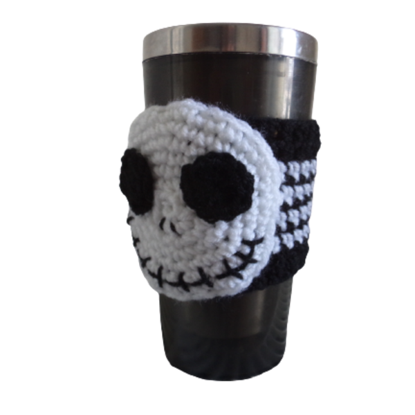 Υπέροχο χειροποίητο πλεκτό Jack Skellington cozy cover cup, μάλλινη θήκη ποτηριού, σε μαύρο και λευκο χρωμα. Ιδανικό να κραταει ζεστό το ρόφημα σας. - 3