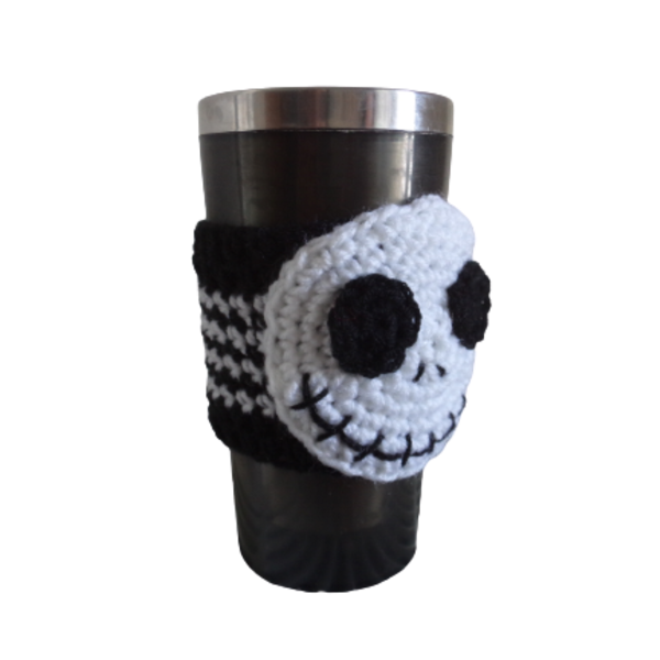 Υπέροχο χειροποίητο πλεκτό Jack Skellington cozy cover cup, μάλλινη θήκη ποτηριού, σε μαύρο και λευκο χρωμα. Ιδανικό να κραταει ζεστό το ρόφημα σας. - 5