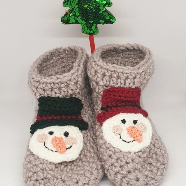 Χειροποίητες πλεκτές μάλλινες παντόφλες με σχέδιο χιονάνθρωπο. Διατίθενται σε πολλά χρώματα και χρωματικούς συνδυασμούς. - χριστουγεννιάτικα δώρα, αγκαλιάς - 4