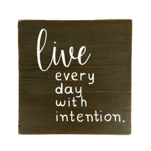 "live every day with intention" - Ξύλινη πινακίδα 20 × 20 εκ. για την είσοδο / το καθιστικό / την κουζίνα - vintage, χειροποίητα, διακοσμητικά