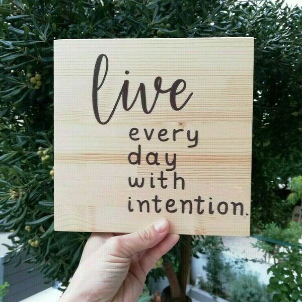 "live every day with intention" - Ξύλινη πινακίδα 20 × 20 εκ. για την είσοδο / το καθιστικό / την κουζίνα - vintage, χειροποίητα, διακοσμητικά - 2