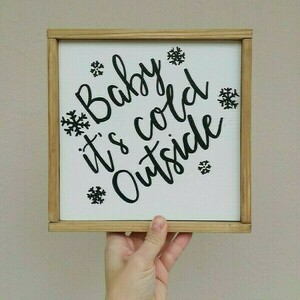 "baby it's cold outside" - Ξύλινη πινακίδα 22 × 22 εκ. για το καθιστικό / το υπνοδωμάτιο - πίνακες & κάδρα, χριστουγεννιάτικο, χιονονιφάδα - 2