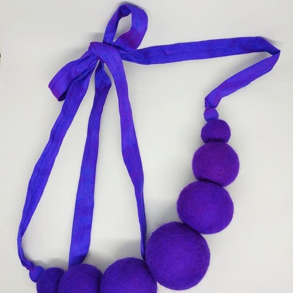 Felting ball necklace - μετάξι, ύφασμα