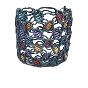 Βραχιόλι μακραμέ "φυλλαράκια" / macrame "leaves" - μακραμέ, κορδόνια, εντυπωσιακό, χεριού, αυξομειούμενα, φαρδιά