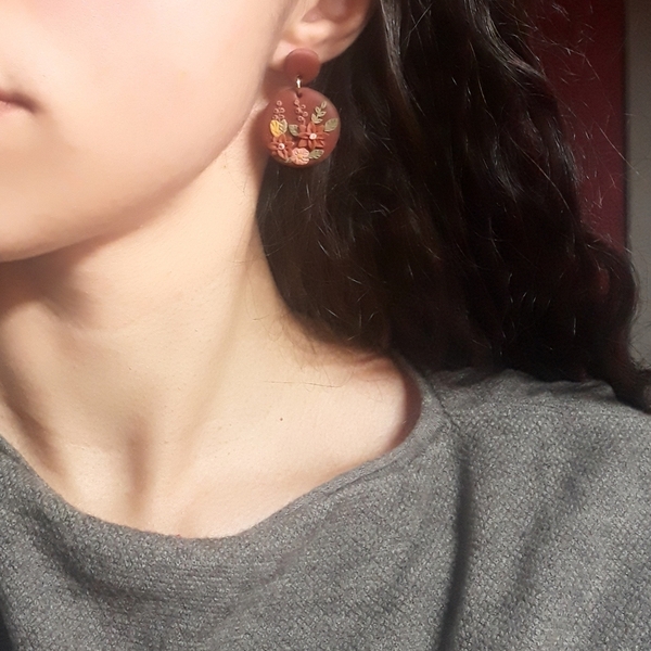 "Flowery burgundy"- Χειροποίητα μικρά καρφωτά σκουλαρίκια από πηλό με λουλούδια (3,5εκ.) (ατσάλι) - μικρά, πηλός, ατσάλι, λουλούδι, κρεμαστά - 5