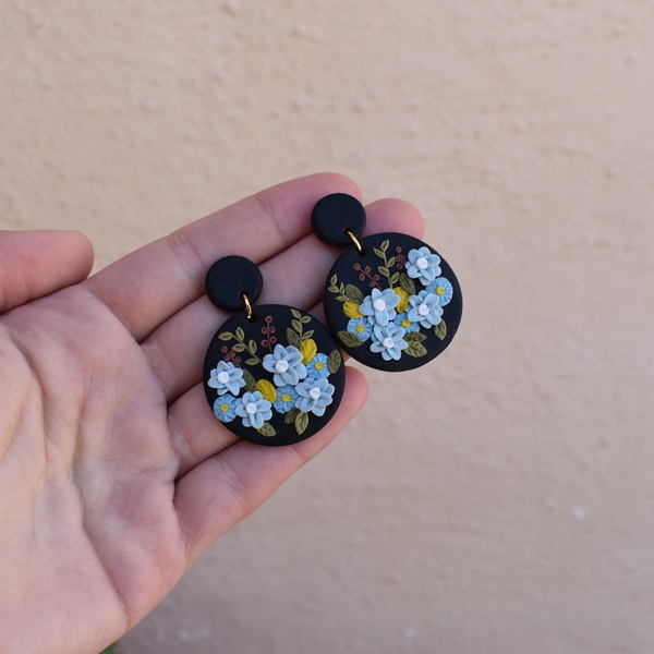 "Flowery black"- Χειροποίητα μεγάλα καρφωτά σκουλαρίκια από πηλό με λουλούδια (4,5εκ.) (ατσάλι) - μεγάλα, πηλός, ατσάλι, λουλούδι, κρεμαστά - 4