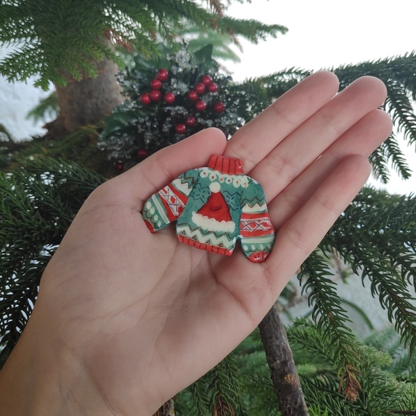 Καρφίτσα από πηλό, Χριστουγεννιάτικο πουλόβερ σκούφος - πηλός, χριστουγεννιάτικα δώρα, άγιος βασίλης - 3