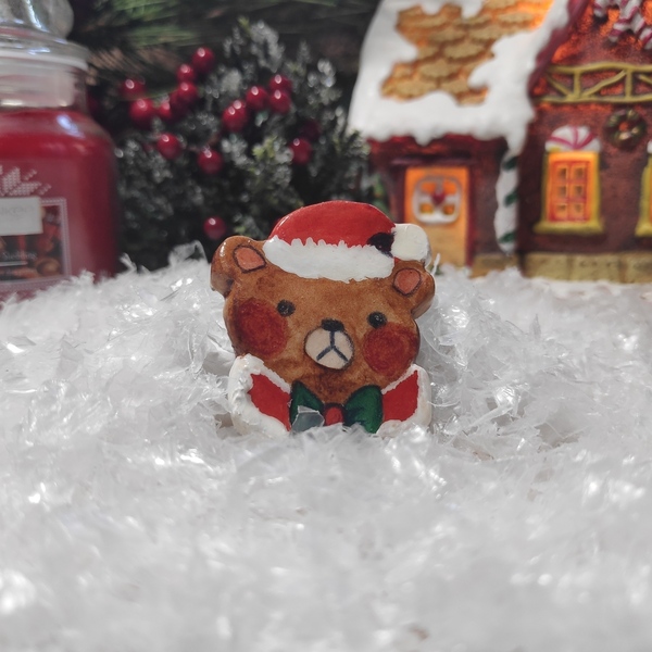Καρφίτσα από πηλό, Αρκούδάκι με σκούφο Άγιου Βασίλη - πηλός, χειροποίητα, αρκουδάκι, χριστουγεννιάτικα δώρα - 2