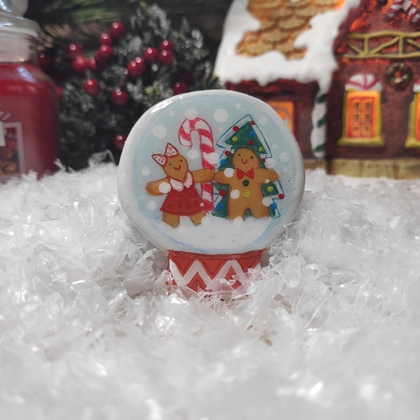 Καρφίτσα από πηλό, Χριστουγεννιάτικη χιονόμπαλα με gingerbread μπισκότα - χειροποίητα, χριστουγεννιάτικα δώρα - 2