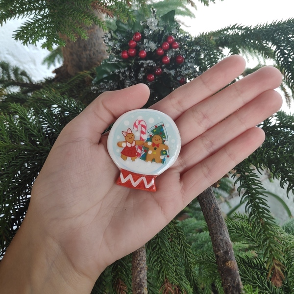 Καρφίτσα από πηλό, Χριστουγεννιάτικη χιονόμπαλα με gingerbread μπισκότα - χειροποίητα, χριστουγεννιάτικα δώρα - 3