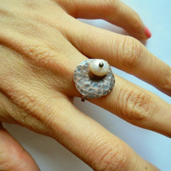 Οξειδωμένο xειροποίητο δαχτυλίδι με μαργαριτάρι. - ημιπολύτιμες πέτρες, μαργαριτάρι, αυξομειούμενα - 3