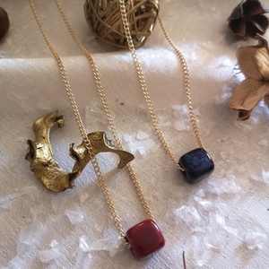 Κολιέ με χρυσή αλυσίδα και μπορντό κεραμική χάντρα κύβο - charms, χάντρες, κύβος - 5