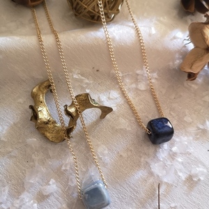 Κολιέ με χρυσή αλυσίδα και μπλε κεραμική χάντρα κύβο - charms, χάντρες, κύβος, μπλε χάντρα, φθηνά - 2